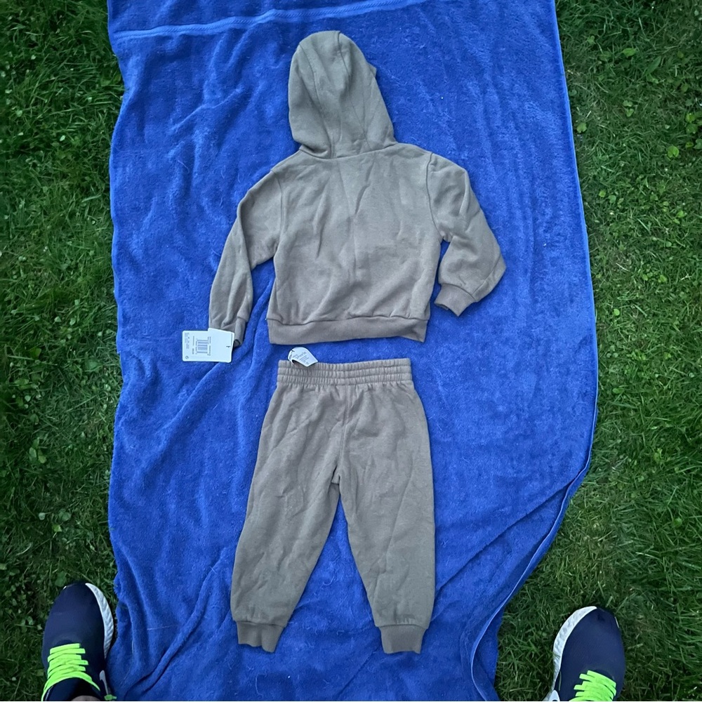 Nike olive green Joggers for Versatile Style - Picture 2 of 4